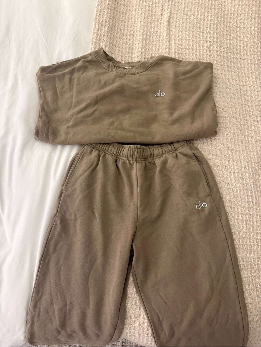 ALO Accolade crew neck & straight sweatpant